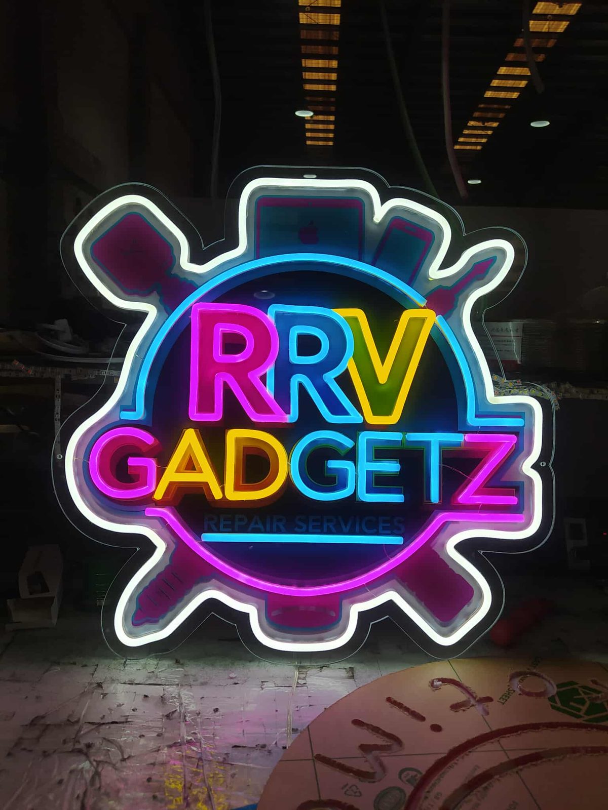 RRV Gadgetz storefront neon
