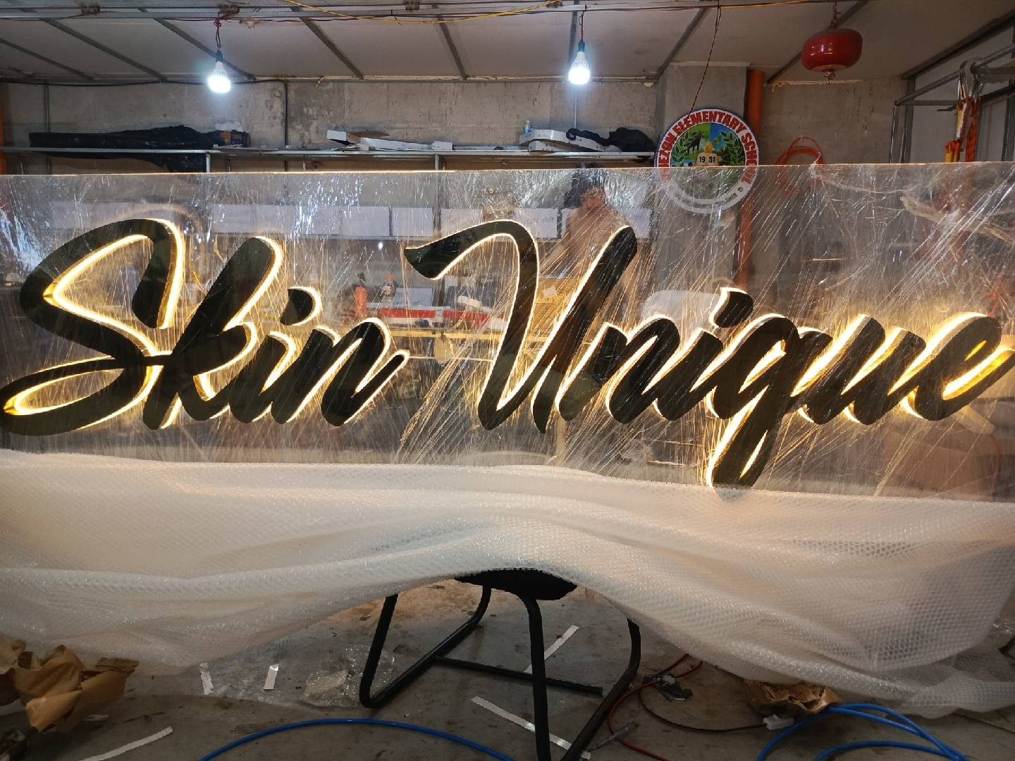 Skin Unique — script signage
