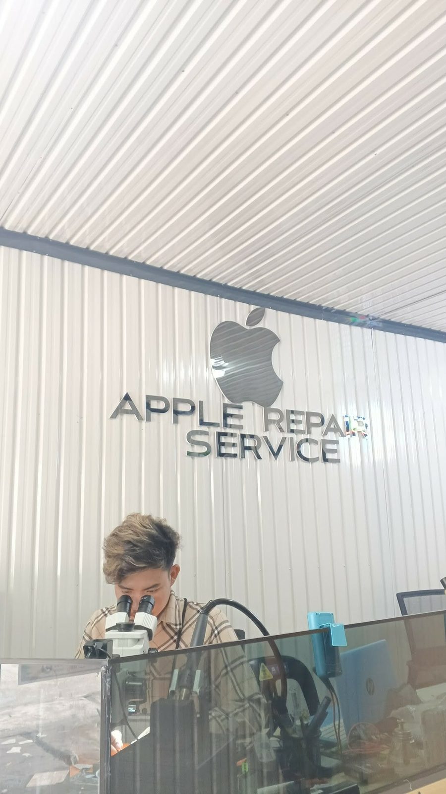 Apple Repair Service counter